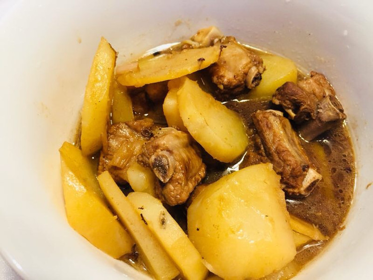 土豆炖排骨的做法