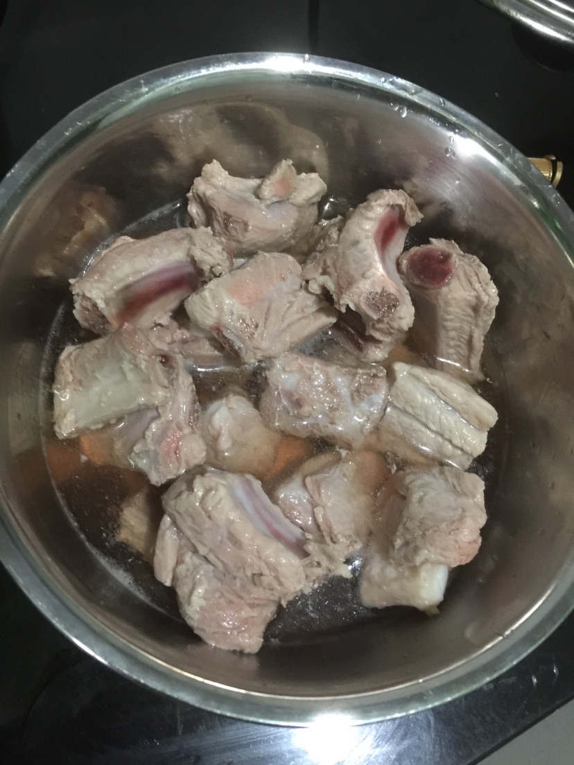 番茄糖醋排骨土豆的做法图解1