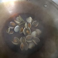 蛤蜊炖蛋的做法图解1