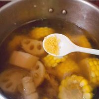 简单的〖莲藕玉米排骨汤〗的做法图解5