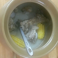 玉米炖筒子骨的做法图解1