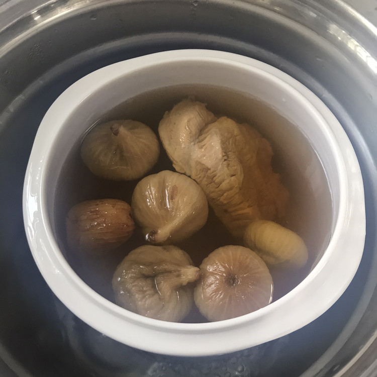 无花果蜜枣瘦肉汤的做法