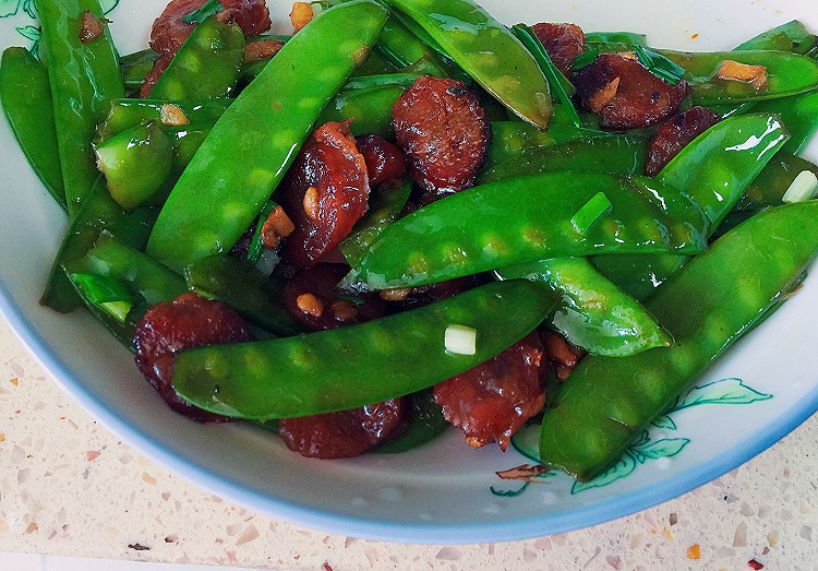 广式香肠炒扁豆的做法
