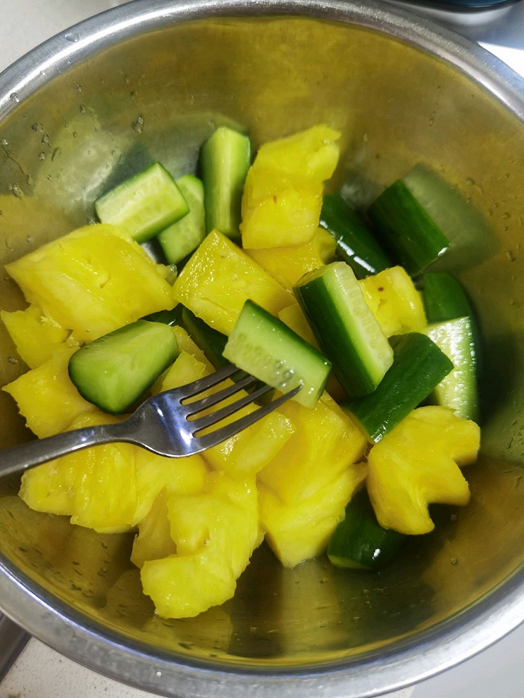 夏季清爽解腻的小吃--菠萝拌黄瓜的做法