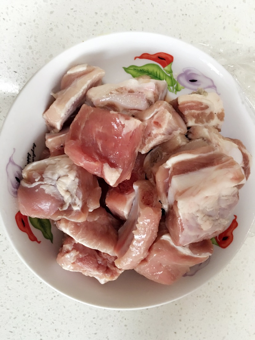 排骨炖豆角的做法图解1