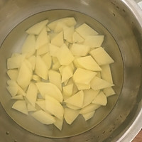 土豆炒葱头的做法图解1