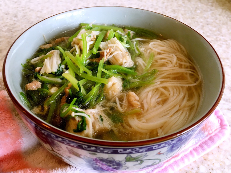 芹菜金针菇肉丝面的做法