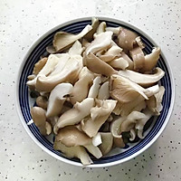 #憋在家里吃什么#虾油贝丁菌菇烩萝卜丝的做法图解5