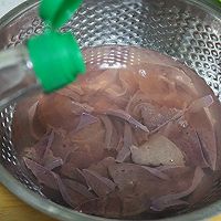 木耳洋葱炒猪肝#舌尖上的外婆香#的做法图解1