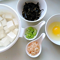 虾皮豆腐汤的做法图解1