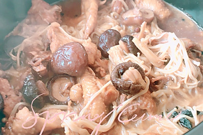 汤汁浓郁拌饭超好吃的砂锅香菇炖鸡肉