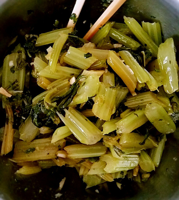 凉拌芹菜―加芹菜叶
