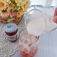 草莓酱椰香冰拿铁的做法图解4