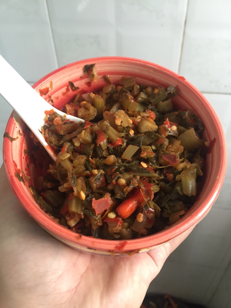 酸菜炒肉的做法图解1