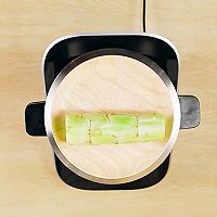 莴笋炒荷兰豆的做法图解1