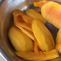 酸奶芒果的做法图解1