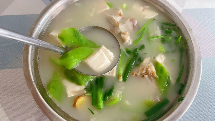 广东靓汤——超鲜的鱼头豆腐丝瓜汤
