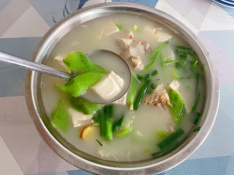 广东靓汤——超鲜的鱼头豆腐丝瓜汤的做法