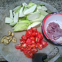丝瓜番茄瘦肉汤的做法图解2