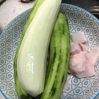 瘦肉炒丝瓜的做法图解1