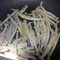 海鲜菇红肠炒方便面的做法图解4