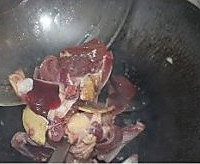 鸡杂猪油炒芥兰的做法图解7