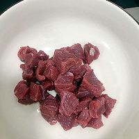 香芹腰果黑椒牛肉粒#春天不减肥，夏天肉堆堆#的做法图解2