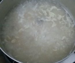 鱿鱼丝虾米粥（两人份）的做法