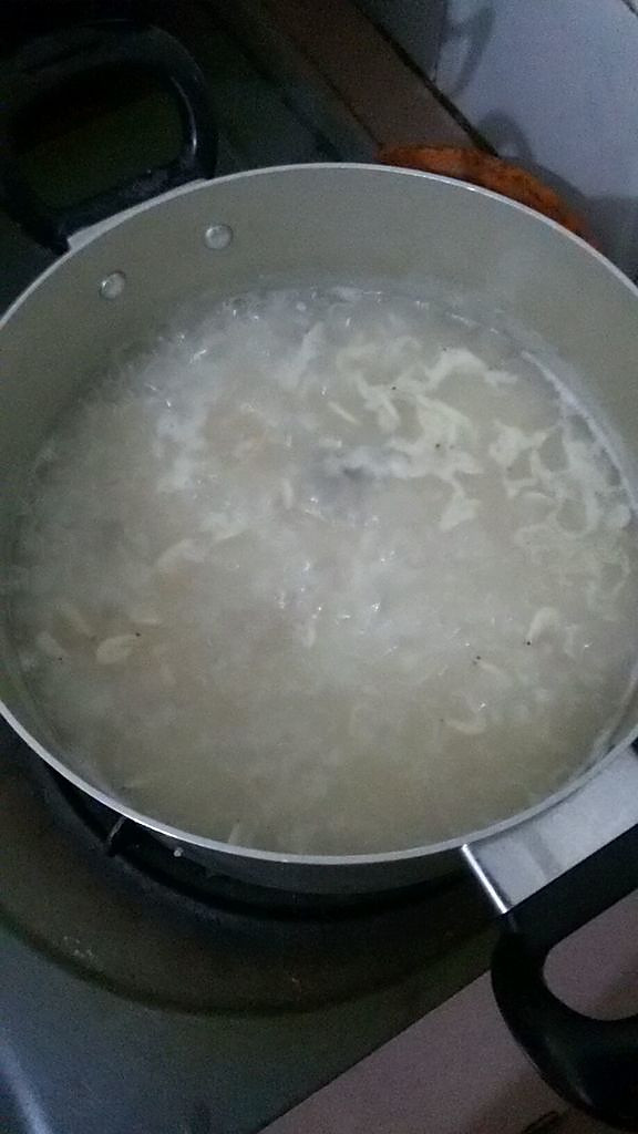 鱿鱼丝虾米粥（两人份）的做法