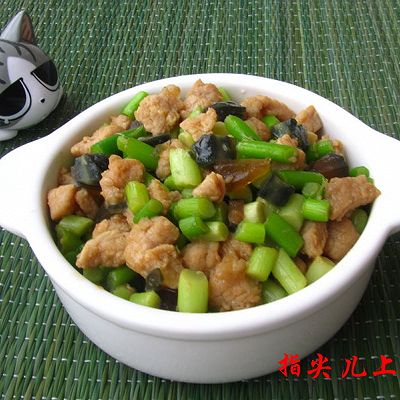 炒“苍蝇头”（蒜苗皮蛋肉丁）