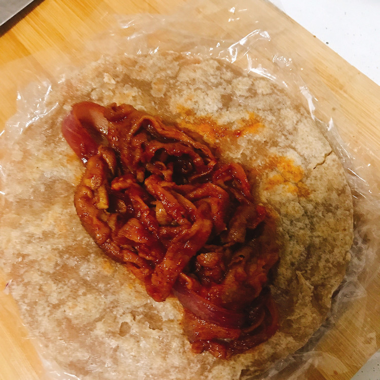 燕麦饼卷洋葱炒羊肉（快手工作便当）的做法