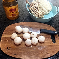 鲜菇煲#金龙鱼外婆乡小榨菜籽油#的做法图解2