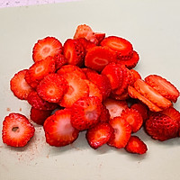 #餐桌上的春日限定#颜值控福音草莓阿达籽的做法图解2