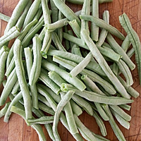 排骨炖豆角的做法图解1