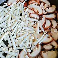 家常菜下饭菜，香菇—海鲜菇炒肉片的做法图解2