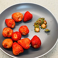 #餐桌上的春日限定#颜值控福音草莓阿达籽的做法图解1
