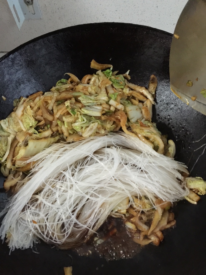 简单白菜素炒粉丝的做法图解6