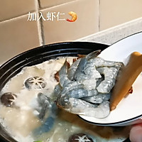#年夜饭菜谱#鲜香味美又简单～鲜虾豆腐菌菇煲的做法图解3