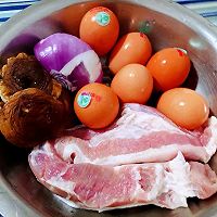 #刘畊宏女孩减脂饮食#香菇鸡蛋卤肉饭的做法图解1