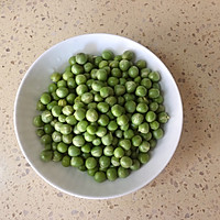 #做道懒人菜，轻松享假期#豌豆炒肉丁的做法图解1