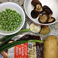 土豆青豆香菇腊肉焖饭的做法图解2
