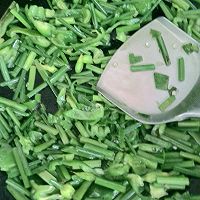 快手小炒：韭菜苔炒豆皮的做法图解5