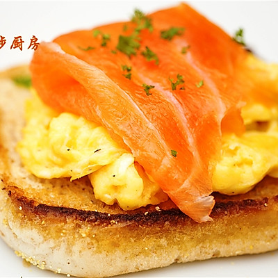 曼步厨房 - 快手早餐 - 烟熏三文鱼鸡蛋三明治