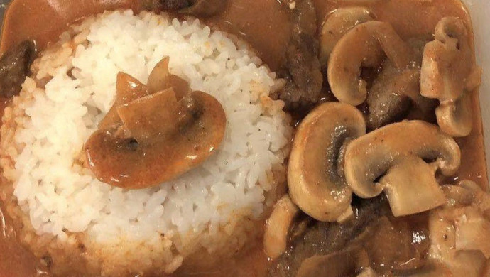俄罗斯名菜：斯特罗加诺夫牛肉