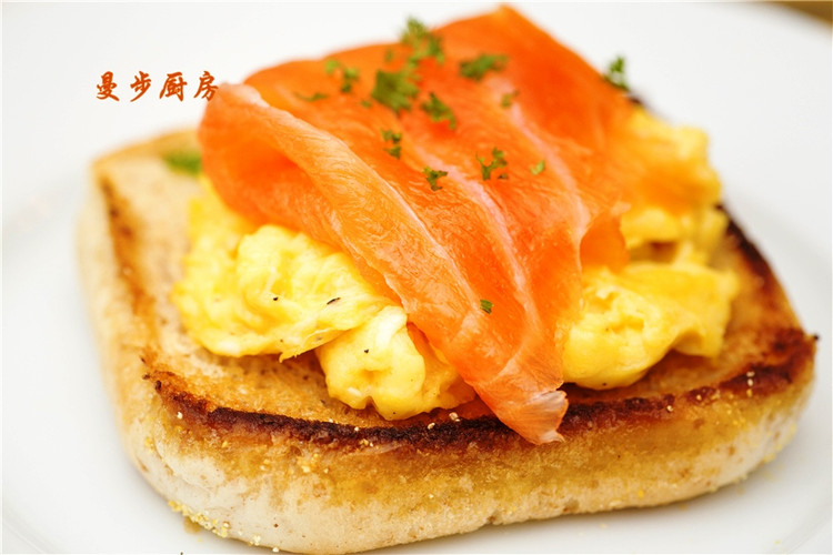 曼步厨房 - 快手早餐 - 烟熏三文鱼鸡蛋三明治的做法