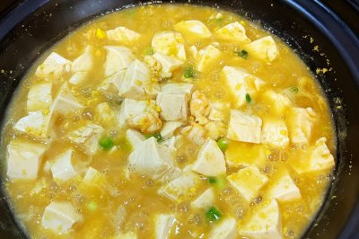 虾仁蛋黄豆腐煲