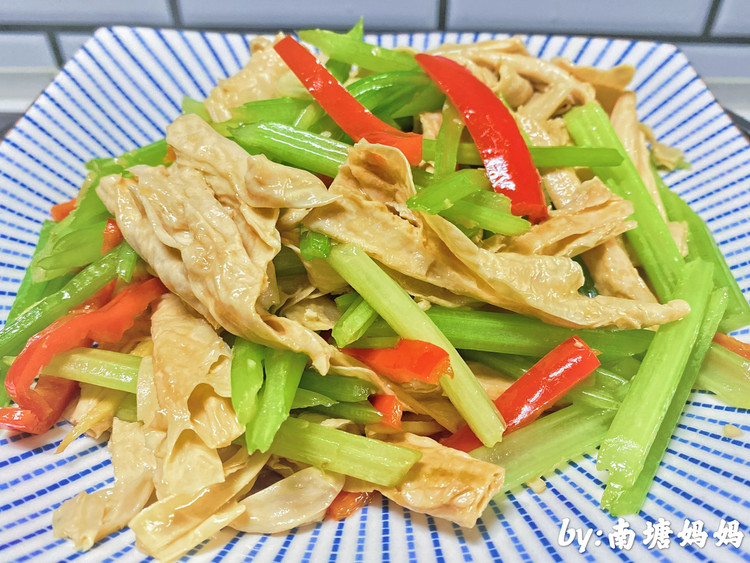 想胖都难的芹菜炒腐竹的做法