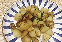 #我要上首焦#迷迭香煎土豆，两种食材制作出一道美味佳肴的做法