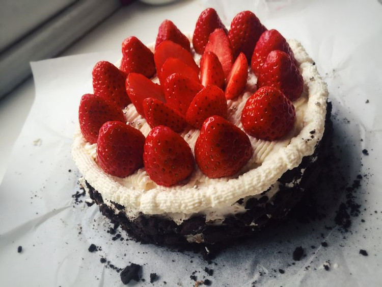 奥利奥草莓蛋糕的做法