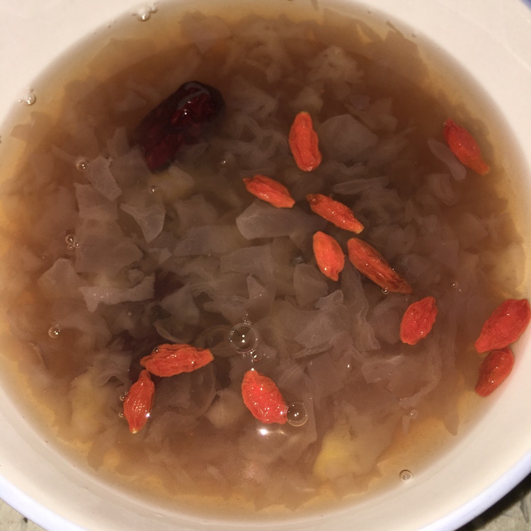 银耳红枣红豆糖水的做法